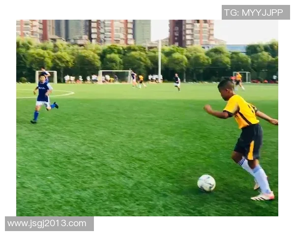 足球明星在赛场上挥洒汗水的精彩瞬间与激情时刻的完美定格