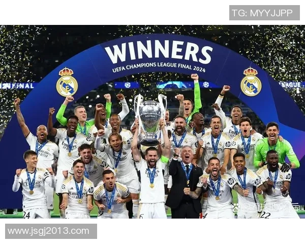 皇马足球明星合照展现团队精神与辉煌历史的经典瞬间